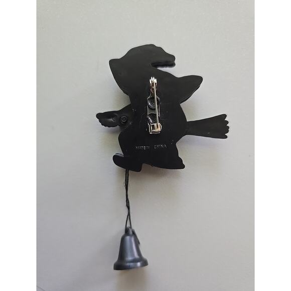 VTG Halloween Plastic Broom Flying Witch Pull String Action Pin-Ons PB146 - Picture 3 of 4